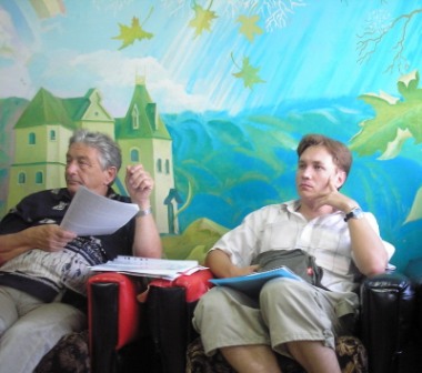 Писатели Эдуард Успенский и Дмитрий Суслин на семинаре детских писателей в Орле.